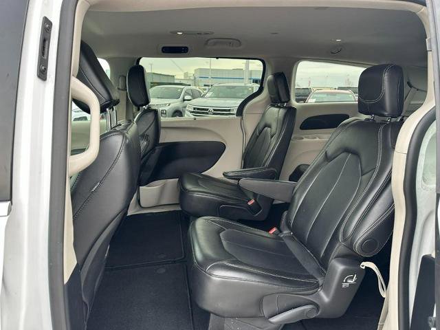 Used 2024 Chrysler Pacifica Touring-L image 10