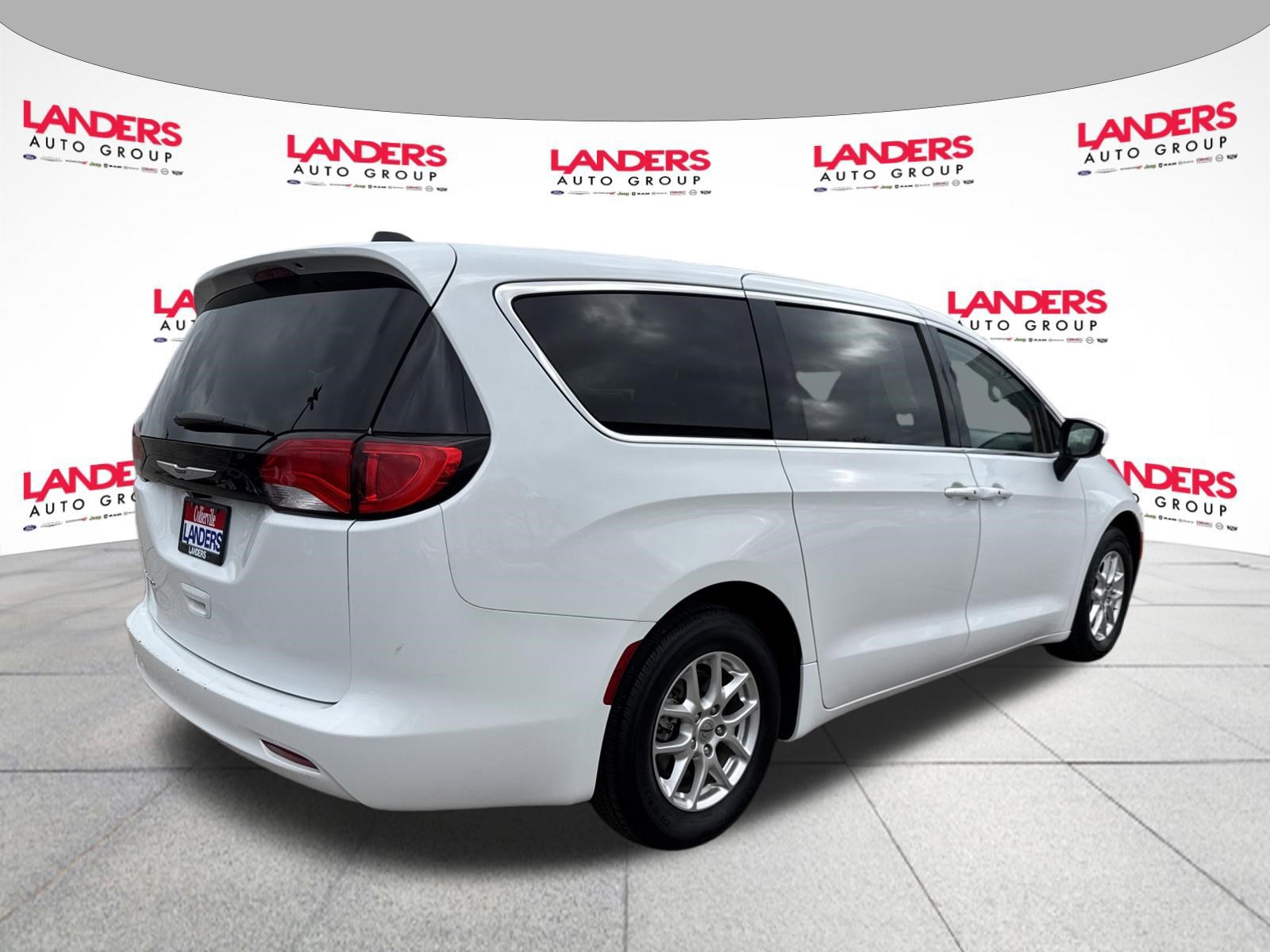 Used 2023 Chrysler Voyager LX image 5