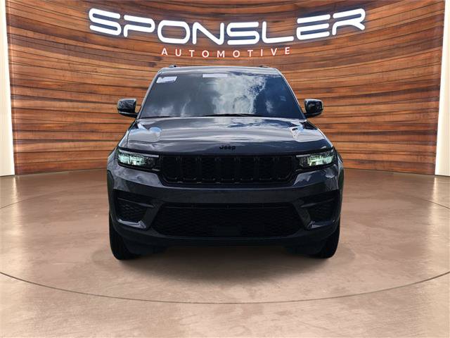 Used 2024 Jeep Grand Cherokee Altitude AWD/4WD image 10