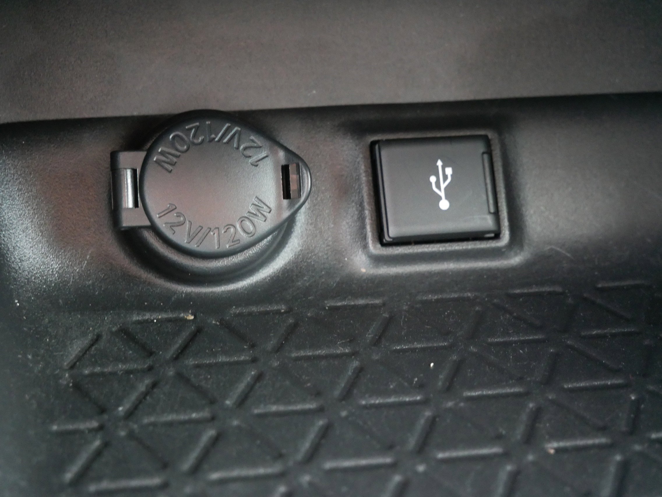 Used 2022 Toyota RAV4 LE w/ Carpet Mat Package (TMS) AWD/4WD image 29