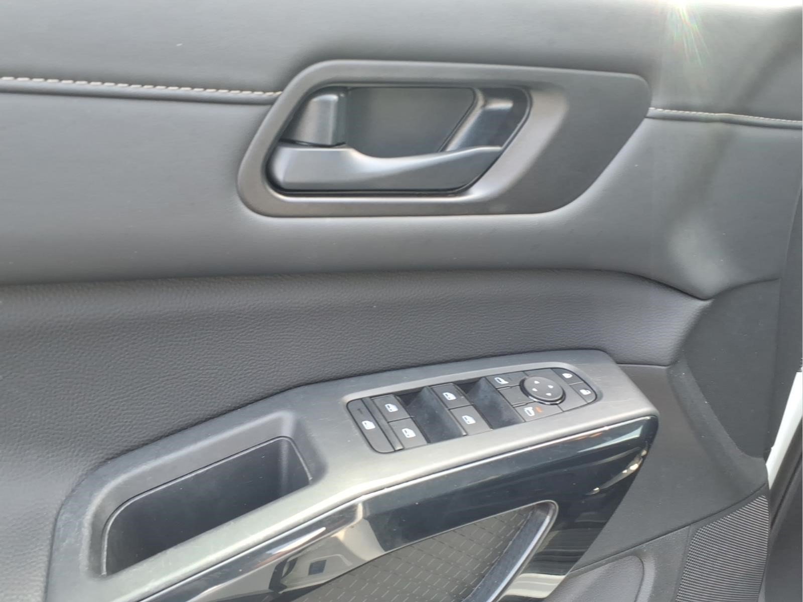 Used 2025 Nissan Pathfinder SV AWD/4WD image 9
