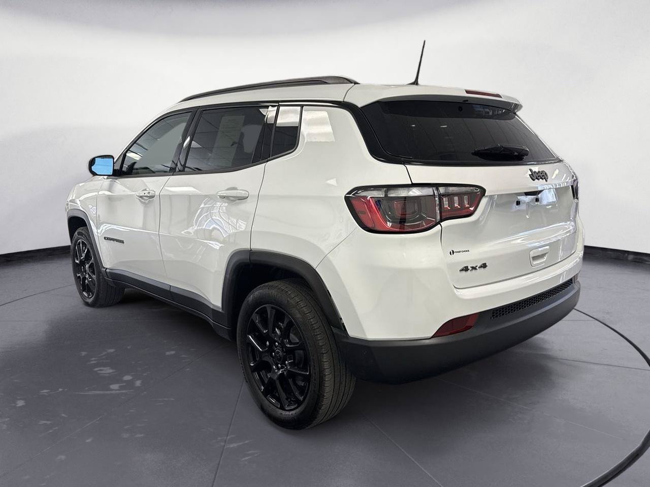 Used 2026 Jeep Compass Latitude AWD/4WD image 6