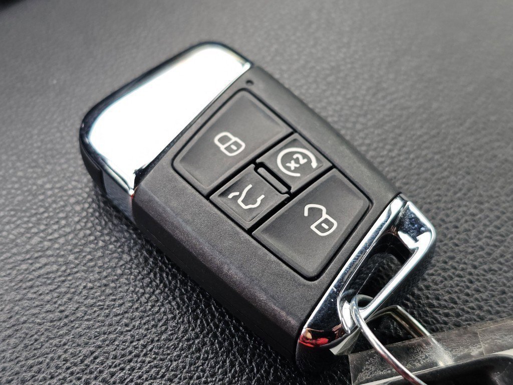 Used 2022 Volkswagen Atlas Cross Sport SEL R-Line image 34