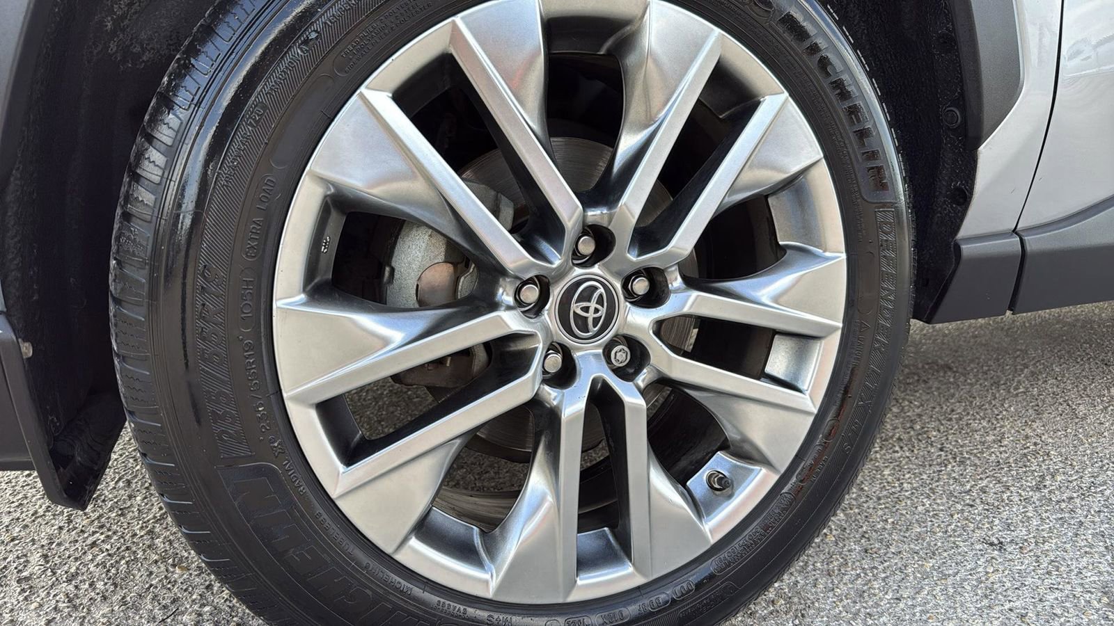 Used 2019 Toyota RAV4 XLE Premium image 8