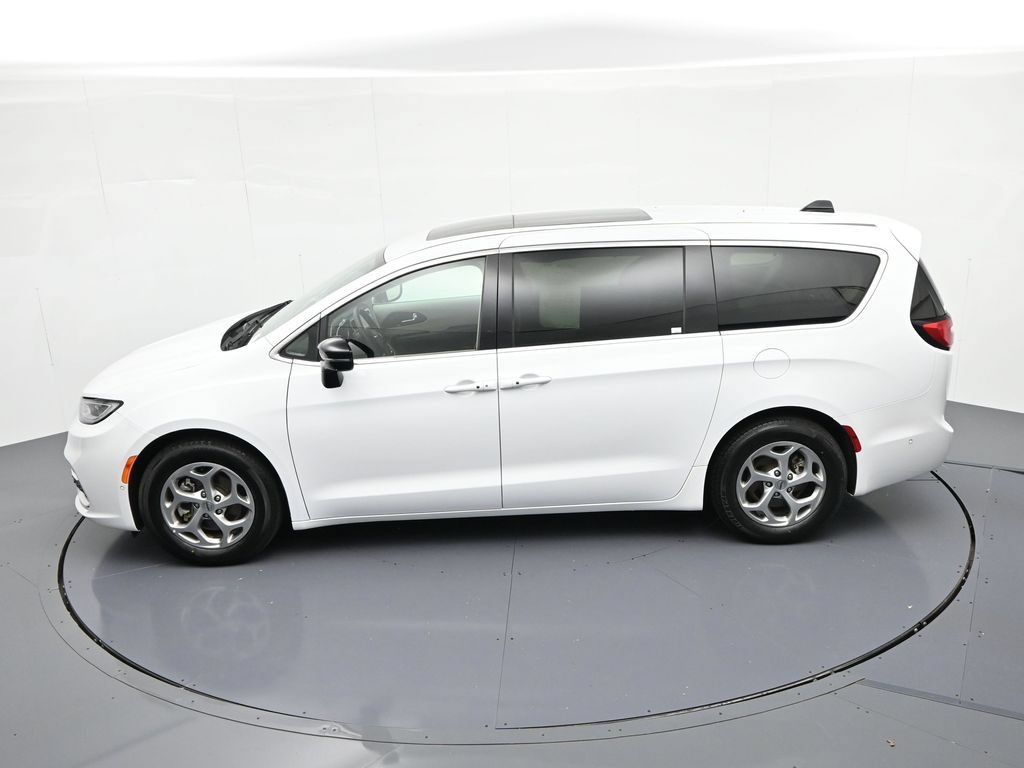 Used 2024 Chrysler Pacifica Limited FWD image 21