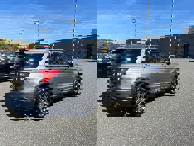 Certified 2022 Ford Explorer XLT w/ Equipment Group 202A image 3