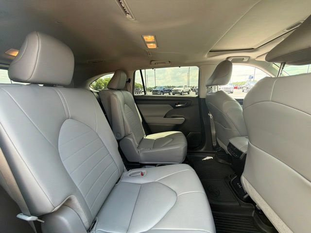 Used 2024 Toyota Highlander XLE AWD/4WD image 20