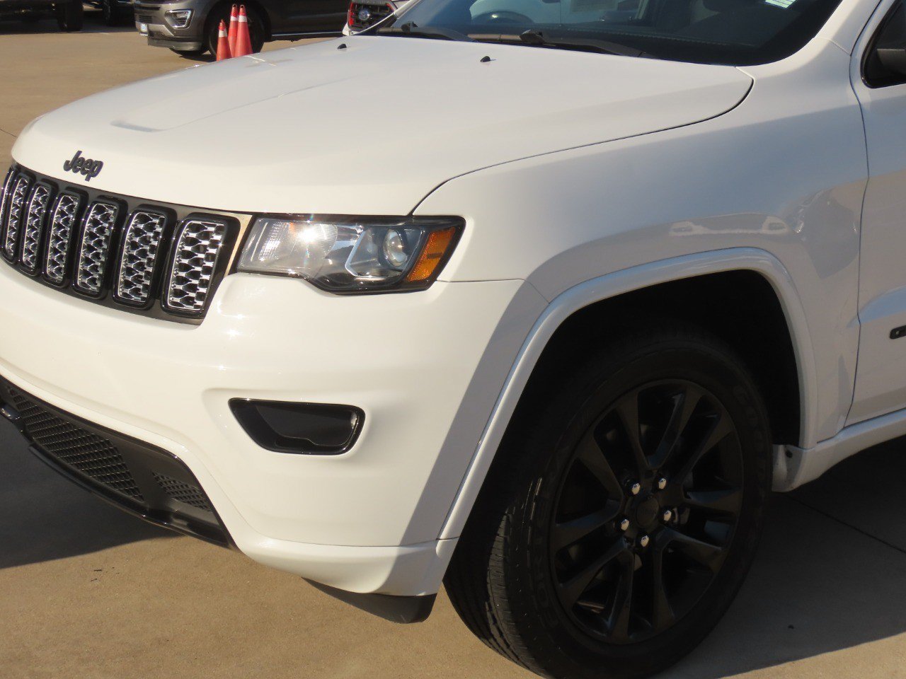 Used 2018 Jeep Grand Cherokee Altitude AWD/4WD image 3