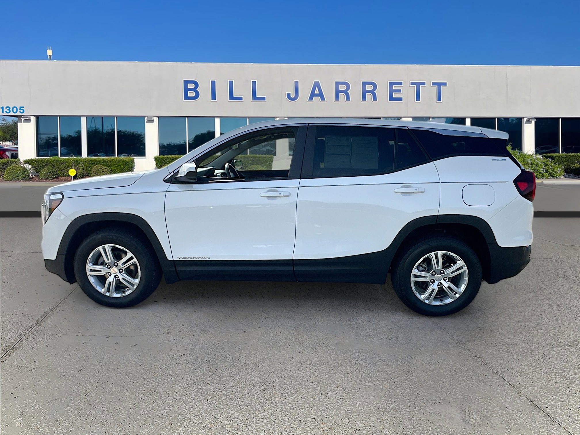 Used 2024 GMC Terrain SLE image 2