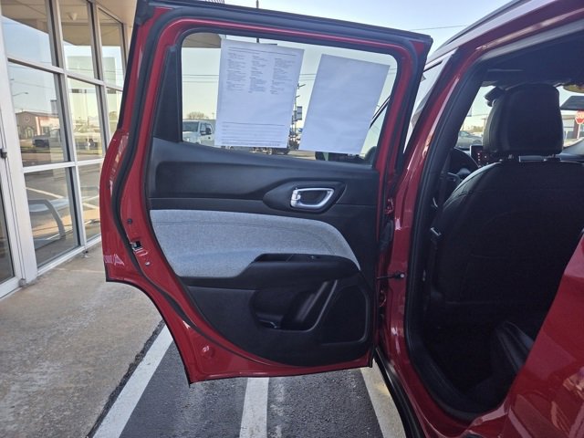 Used 2024 Jeep Compass Latitude image 23