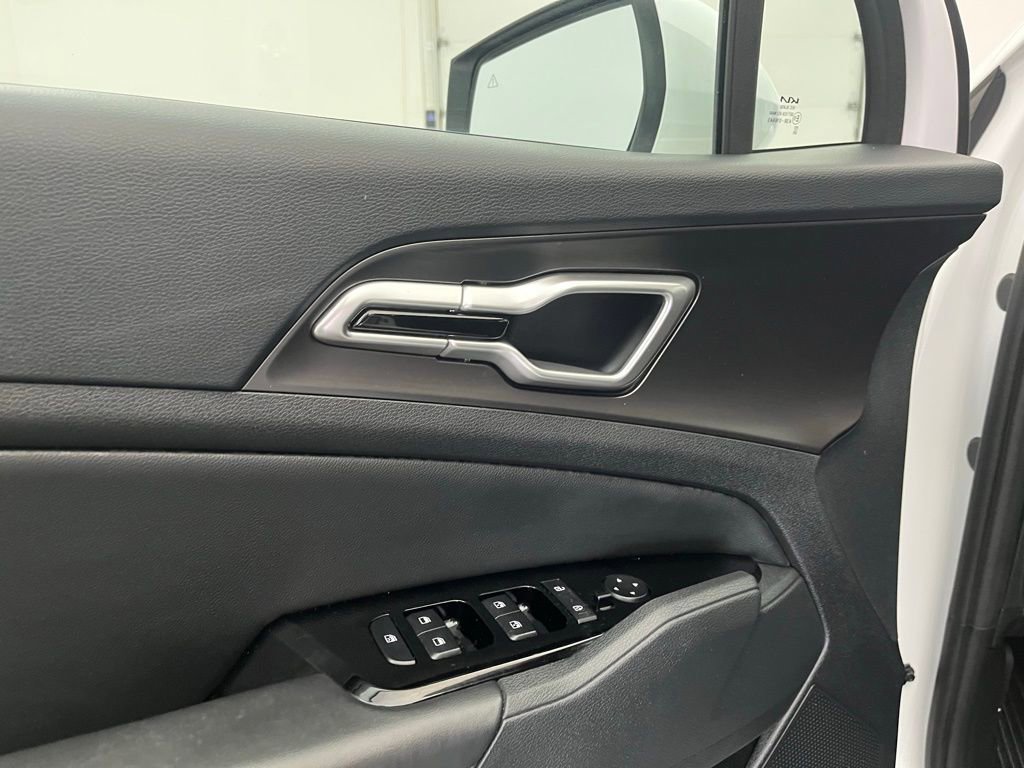 Used 2025 Kia Sportage EX image 16