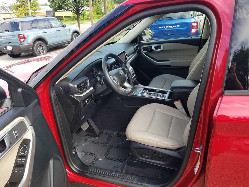 Certified 2023 Ford Explorer XLT w/ Equipment Group 202A AWD/4WD image 9