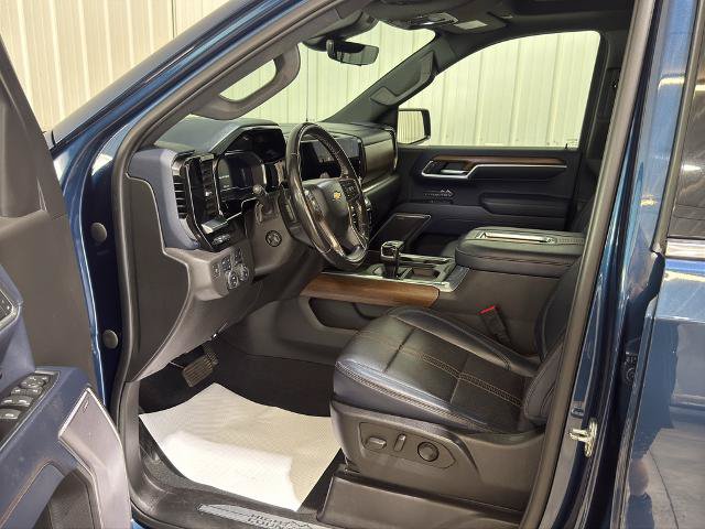 Used 2022 Chevrolet Silverado 1500 High Country w/ Technology Package AWD/4WD image 2