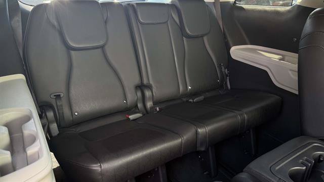 Used 2023 Kia Carnival EX FWD image 28