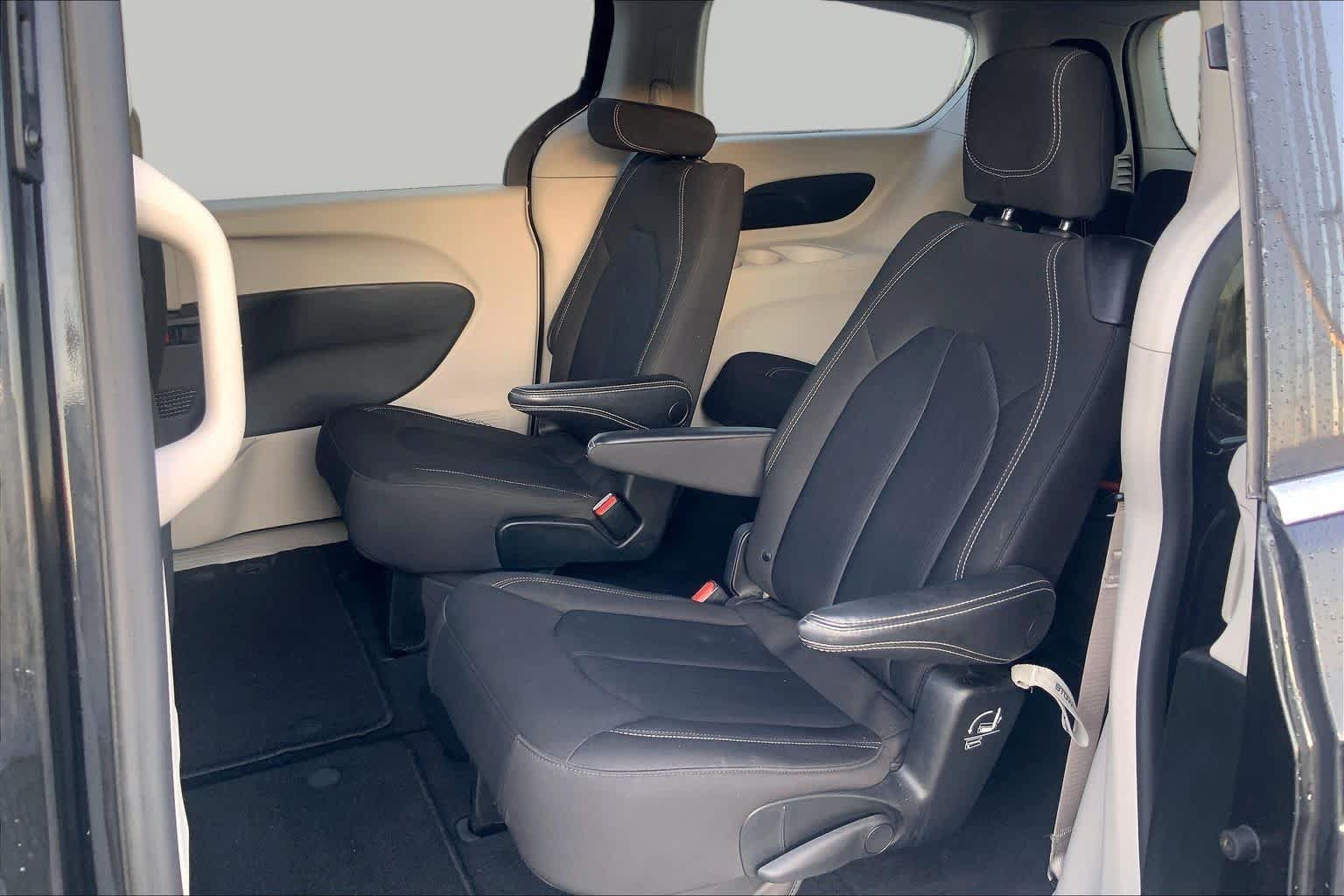 Used 2022 Chrysler Voyager LX FWD image 19