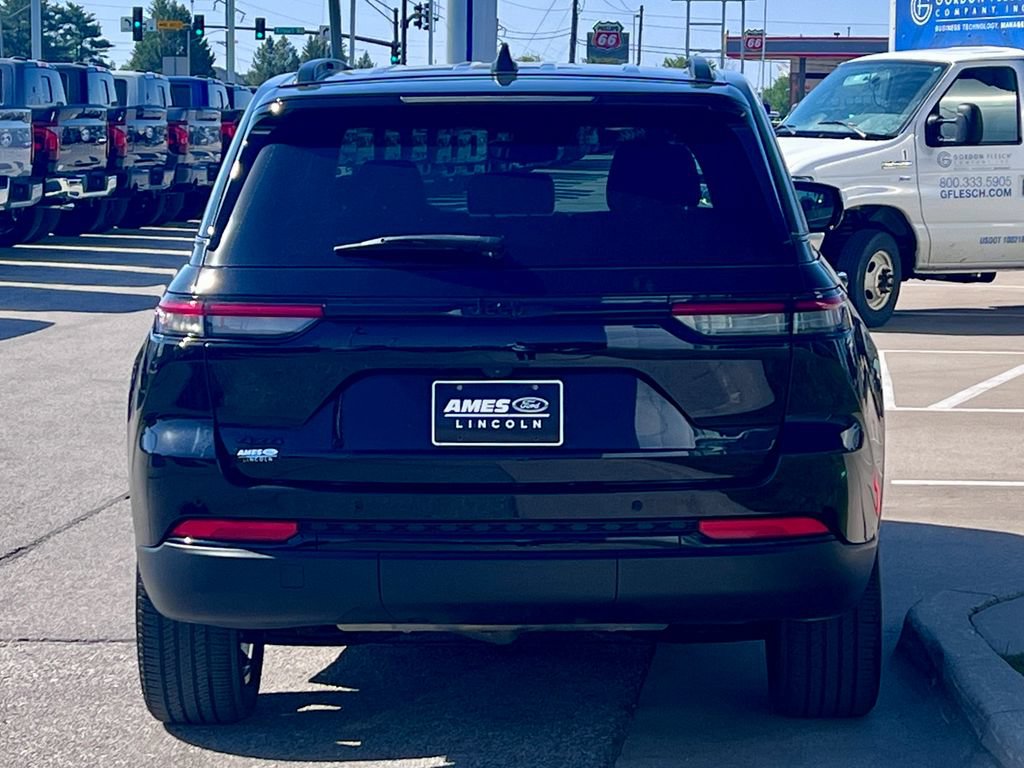 Used 2023 Jeep Grand Cherokee Altitude AWD/4WD image 5