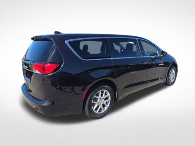 Used 2023 Chrysler Voyager LX FWD image 3
