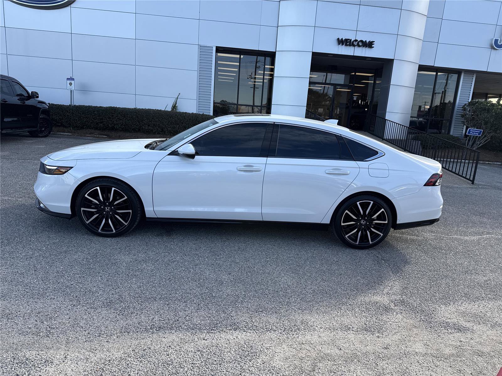 Used 2023 Honda Accord Touring image 2