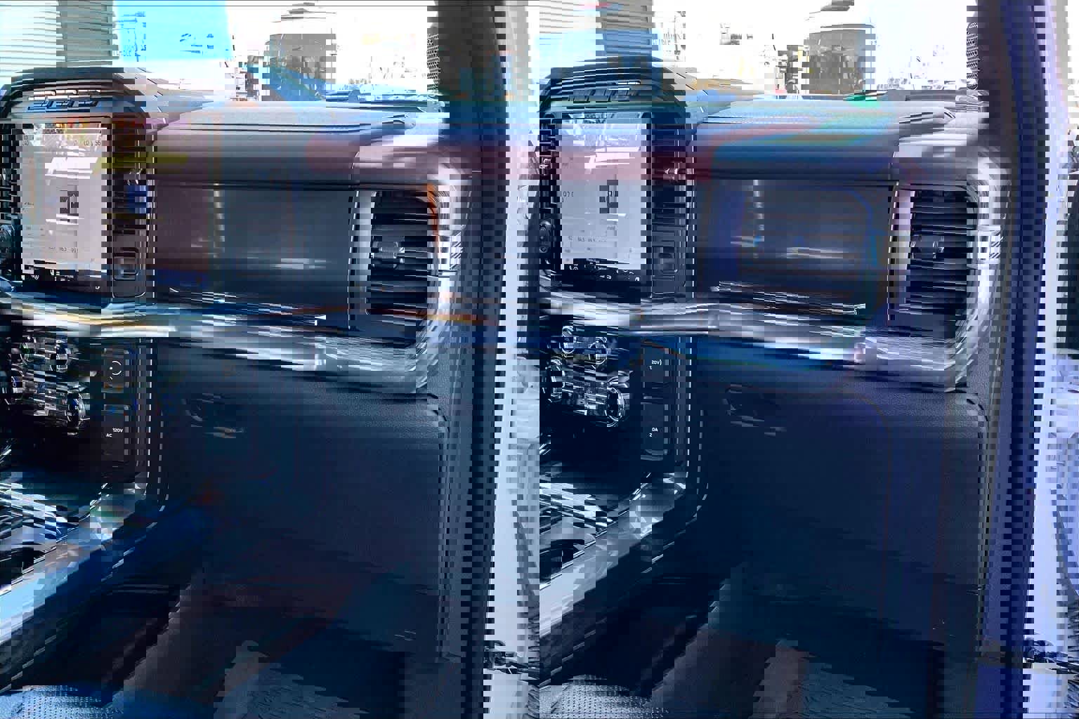 Certified 2022 Ford F150 Lariat w/ Equipment Group 502A High image 20