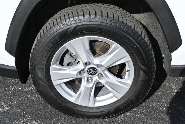 Used 2021 Toyota RAV4 LE AWD/4WD image 12