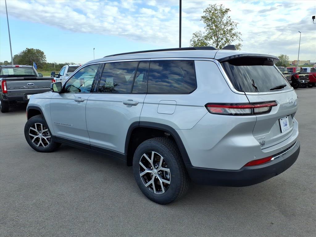 Used 2024 Jeep Grand Cherokee L Limited w/ Luxury Tech Group II image 3