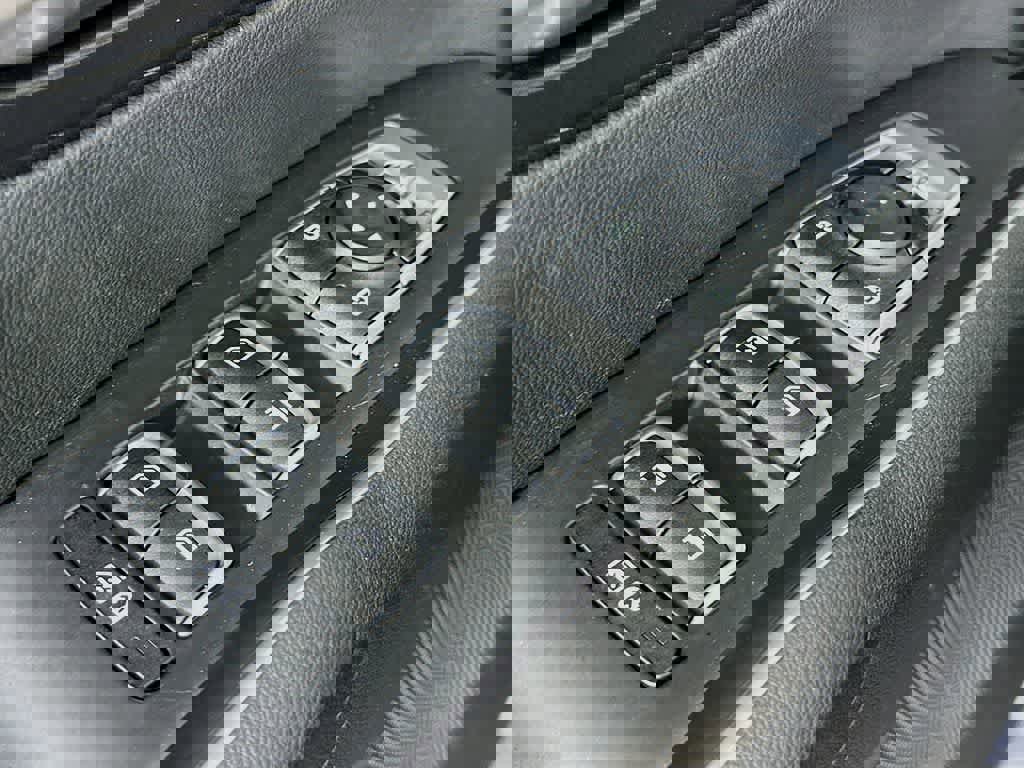 Used 2023 Kia Sorento LX image 28