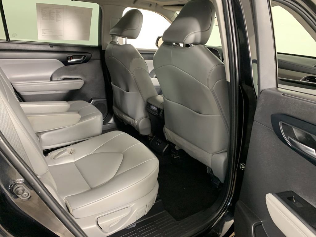 Used 2023 Toyota Highlander XLE AWD/4WD image 41
