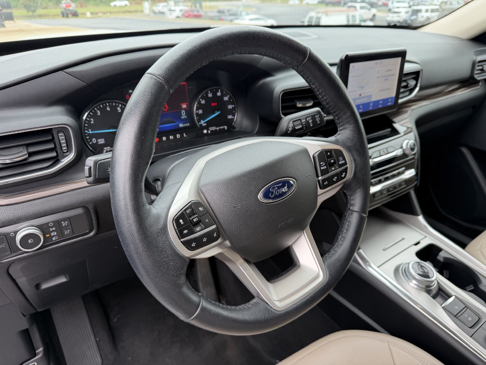 Certified 2022 Ford Explorer Limited AWD/4WD image 2