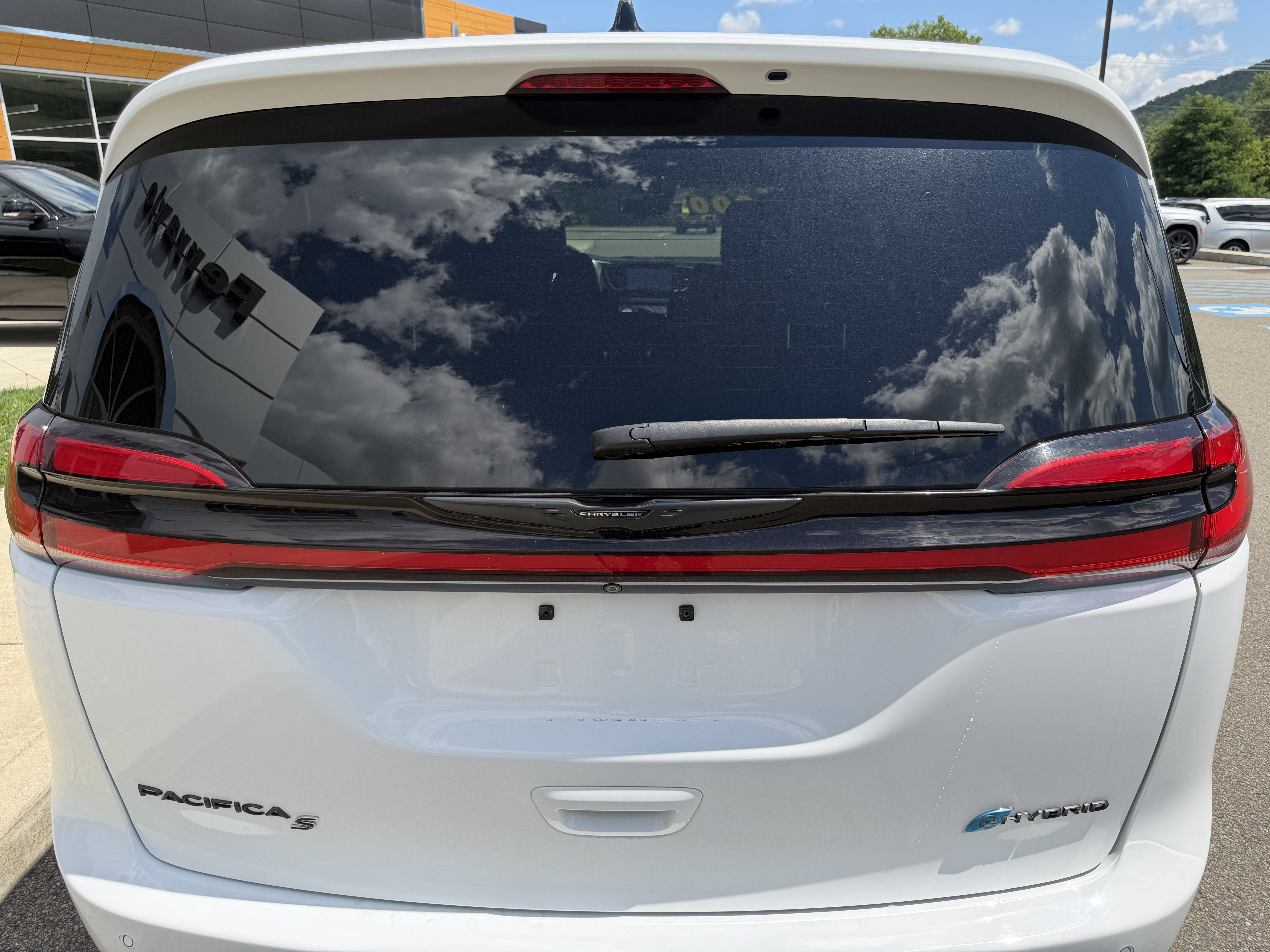 Used 2024 Chrysler Pacifica Limited FWD image 6
