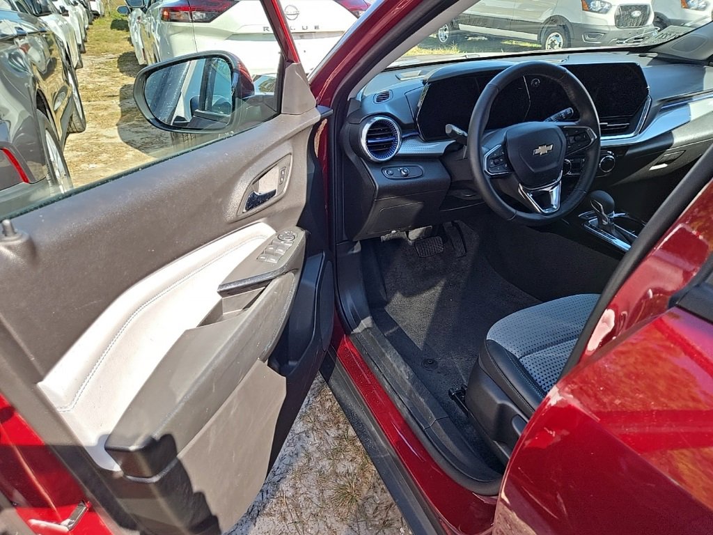 Used 2025 Chevrolet Trax LT w/ LT Convenience Package image 13