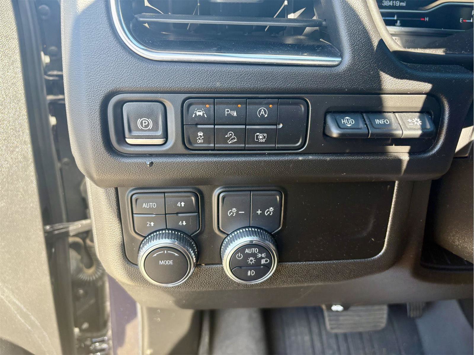 Used 2024 GMC Yukon AT4 w/ AT4 Premium Package AWD/4WD image 18