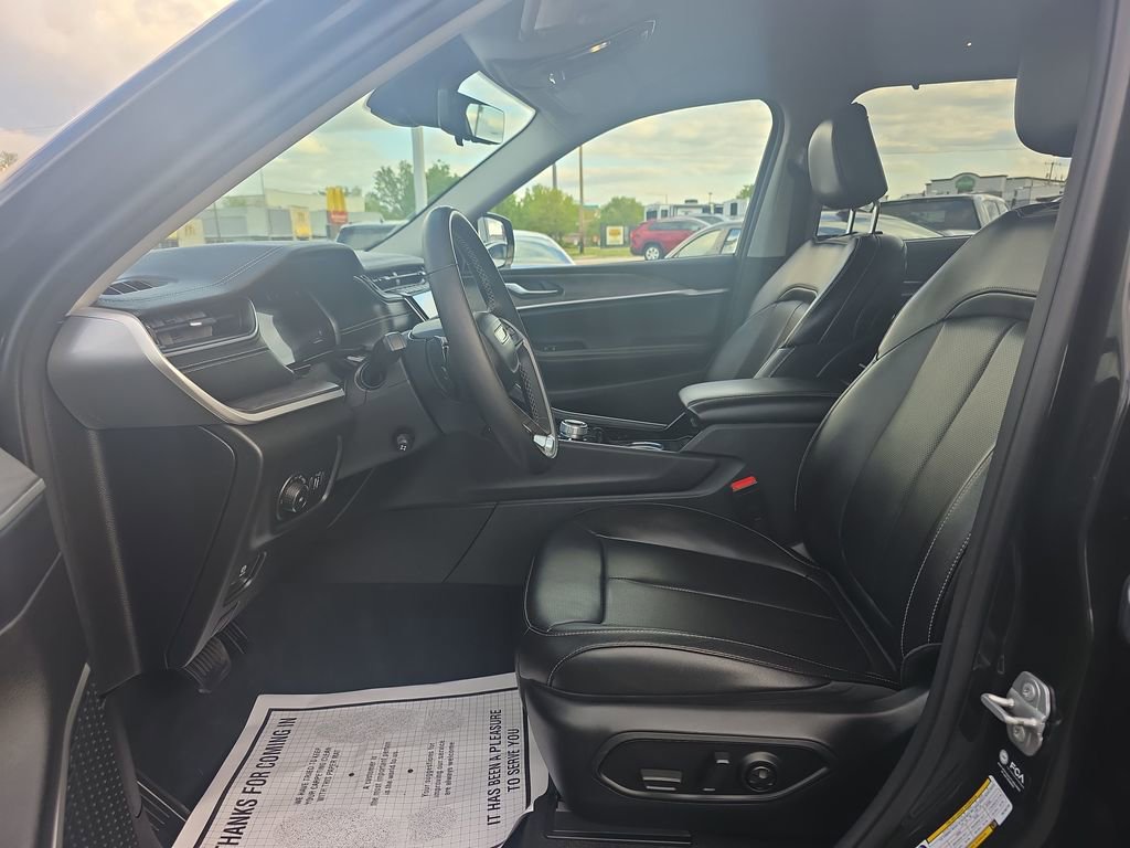 Used 2023 Jeep Grand Cherokee L Limited w/ Luxury Tech Group II AWD/4WD image 17