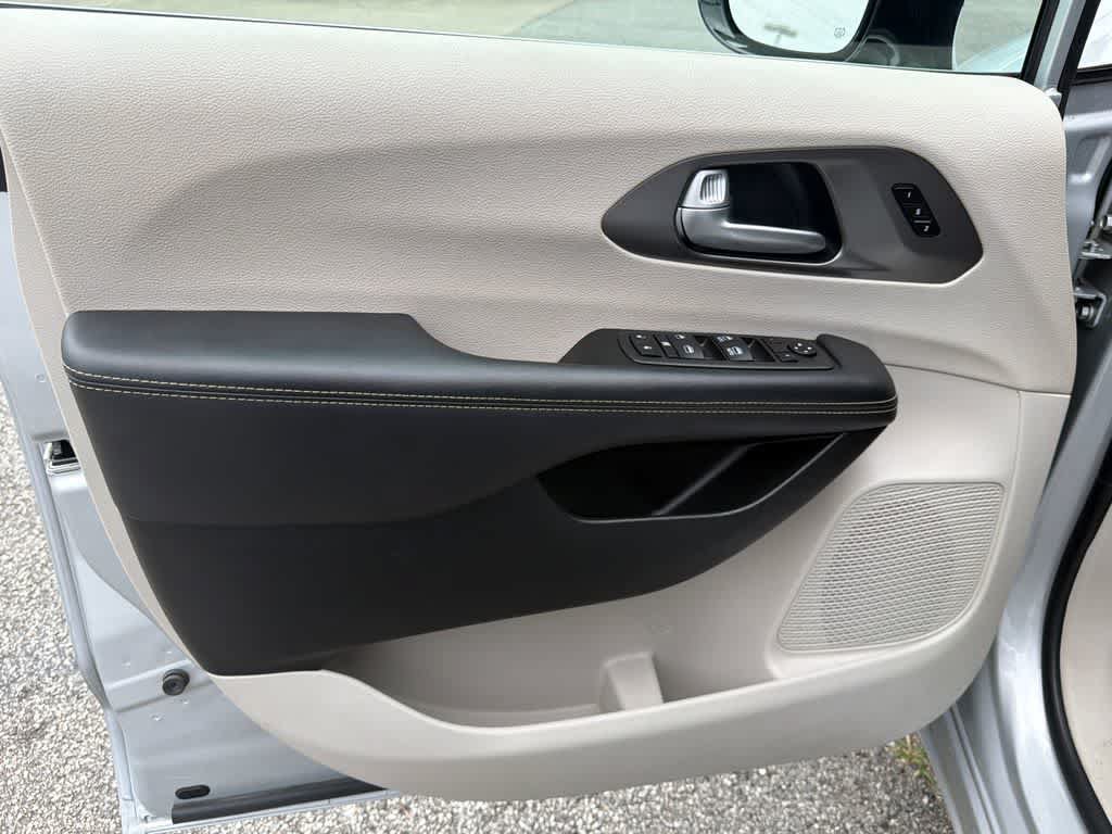 Used 2024 Chrysler Pacifica Touring-L FWD image 11