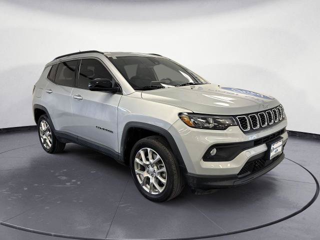 Used 2024 Jeep Compass Latitude AWD/4WD image 2