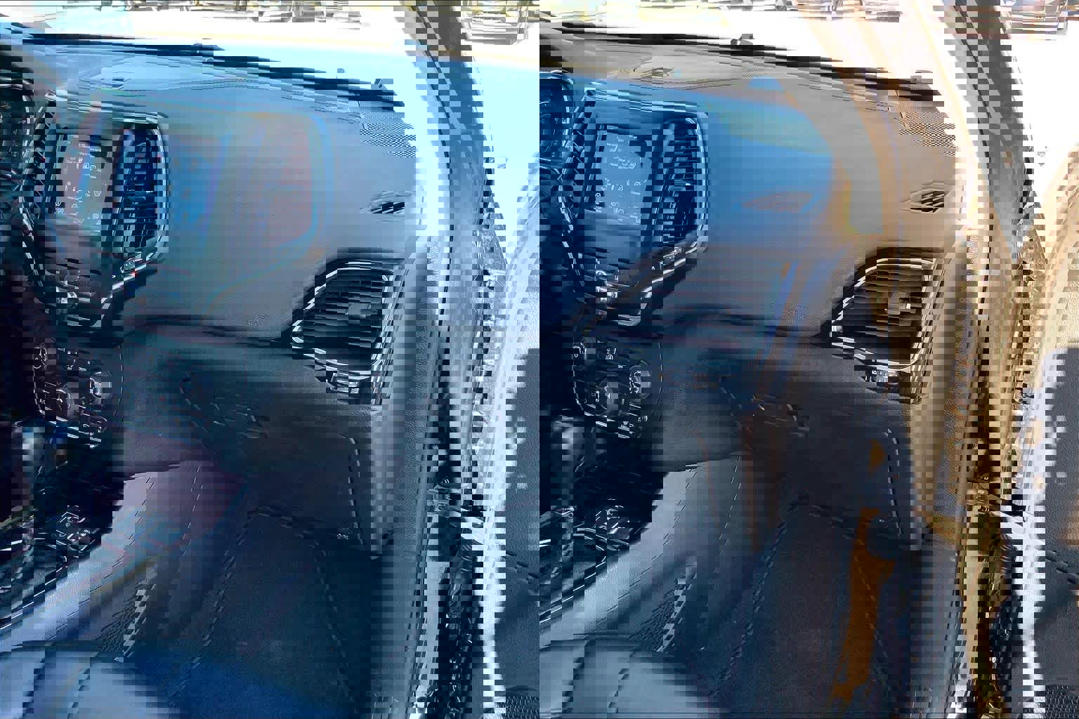 Used 2021 Jeep Cherokee Latitude Plus image 19