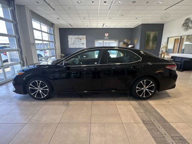 Used 2019 Toyota Camry SE w/ Sunroof Package image 2