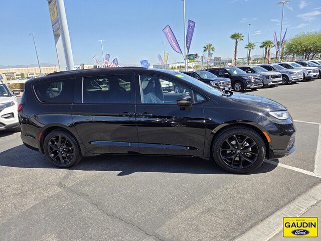 Used 2025 Chrysler Pacifica Limited FWD image 8