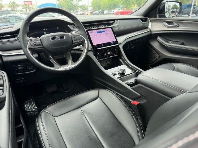 Used 2025 Jeep Grand Cherokee L Limited w/ Black Appearance Package AWD/4WD image 18