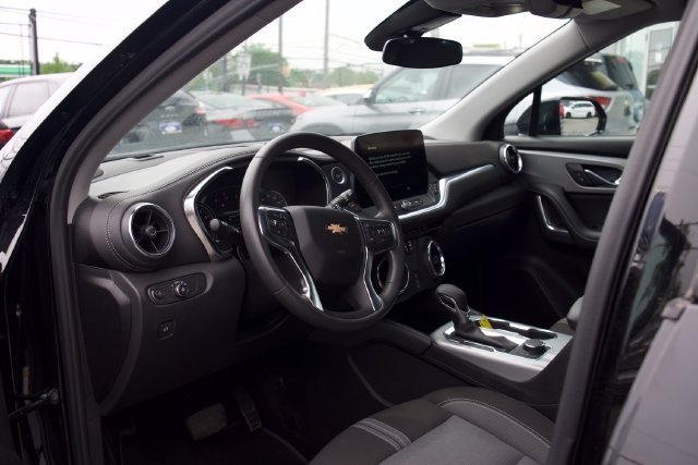 Used 2025 Chevrolet Blazer LT FWD image 13