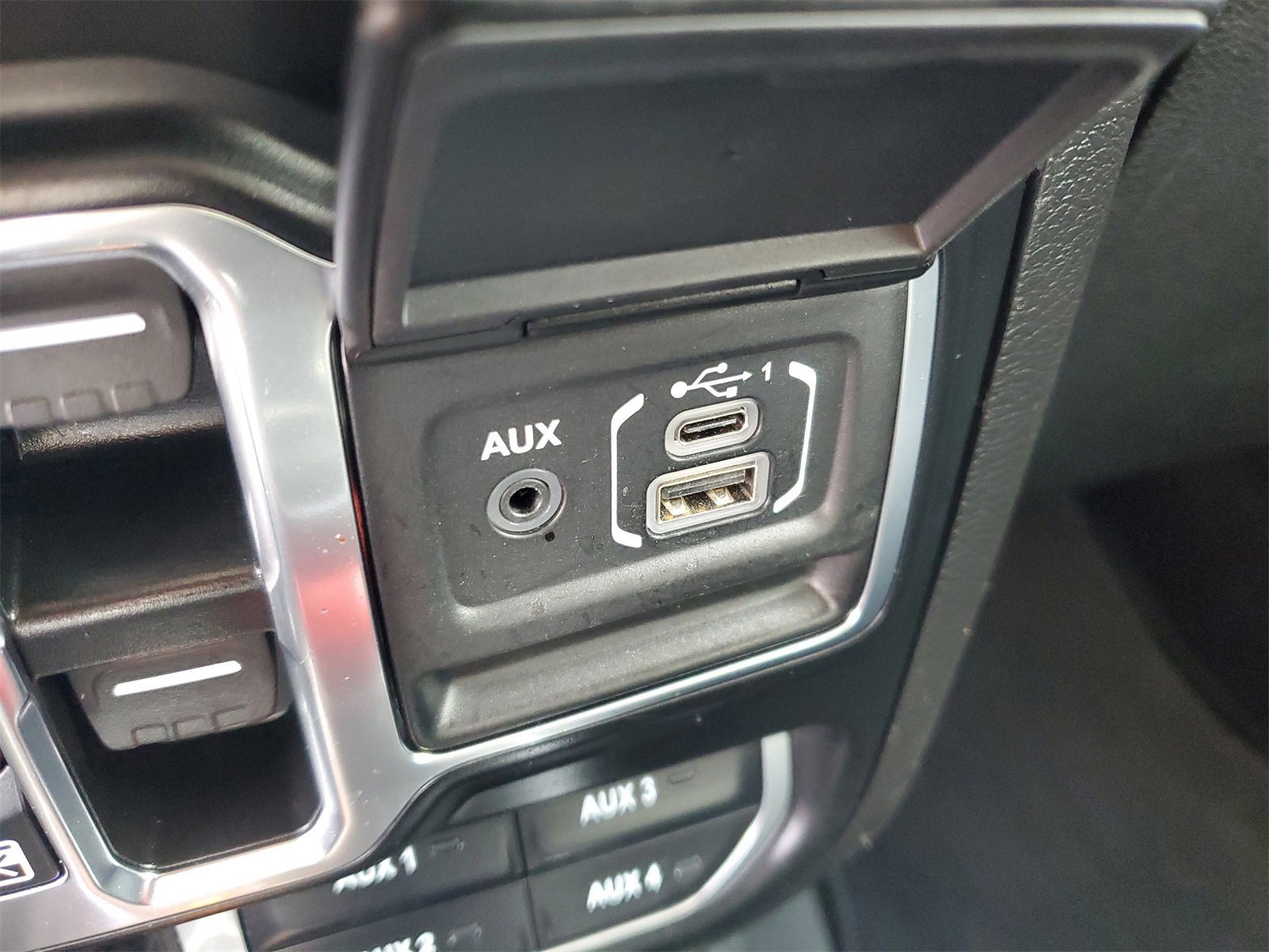 Used 2022 Jeep Wrangler Unlimited Sahara w/ Cold Weather Group image 25