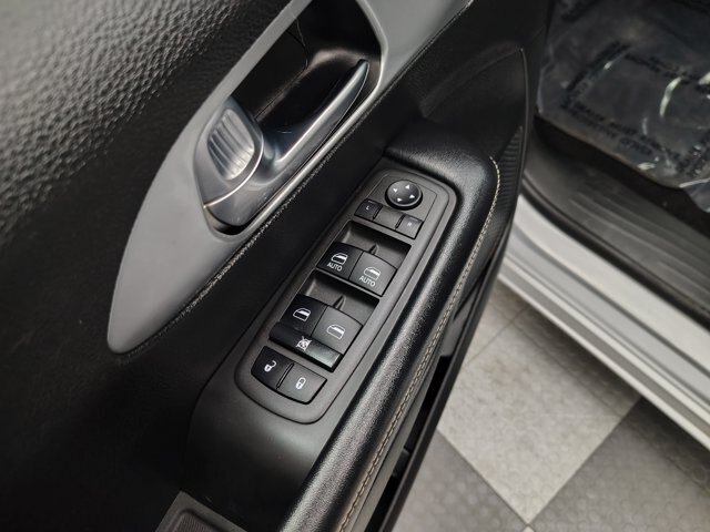Used 2022 Chrysler Pacifica Touring FWD image 21