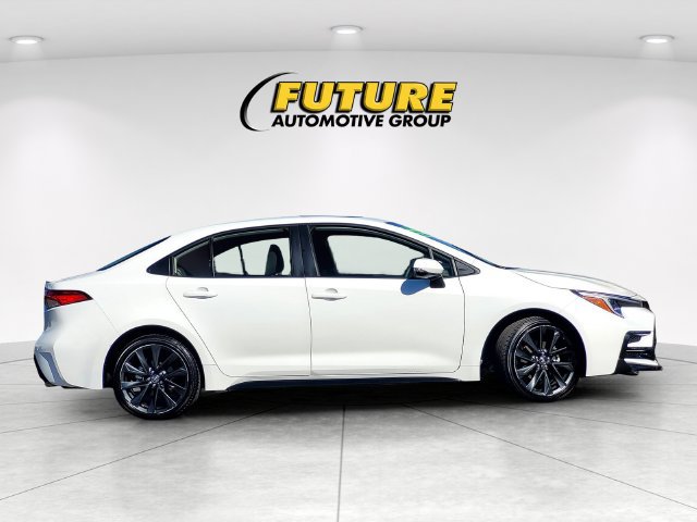 Used 2025 Toyota Corolla SE w/ SE Premium Package FWD image 3