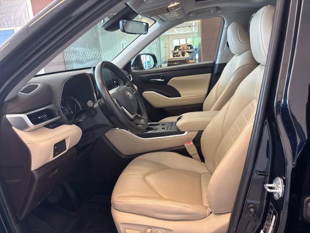Used 2022 Toyota Highlander XLE AWD/4WD image 12