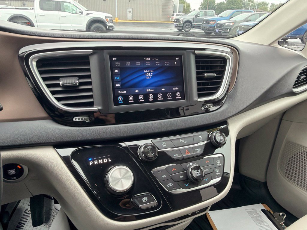 Used 2018 Chrysler Pacifica Touring-L w/ Tire & Wheel Group FWD image 17