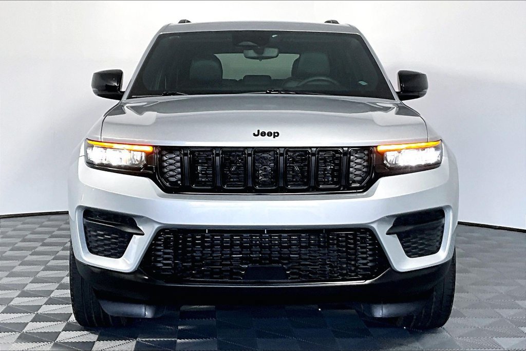 Used 2023 Jeep Grand Cherokee Altitude AWD/4WD image 3