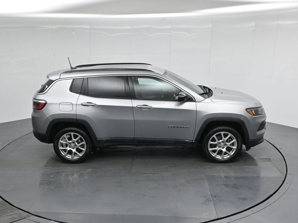 Used 2023 Jeep Compass Latitude image 9