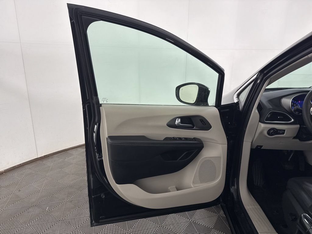 Used 2024 Chrysler Pacifica Touring-L FWD image 15