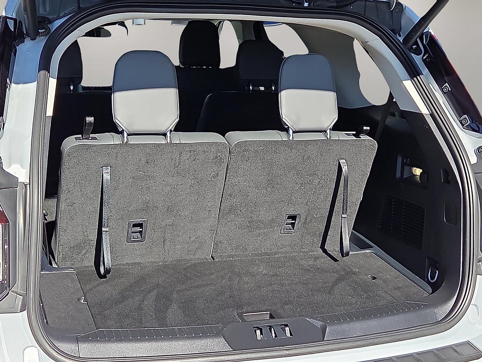 Certified 2025 Ford Explorer Active w/ Active Comfort Package RWD image 8