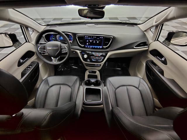 Used 2024 Chrysler Pacifica Limited FWD image 2