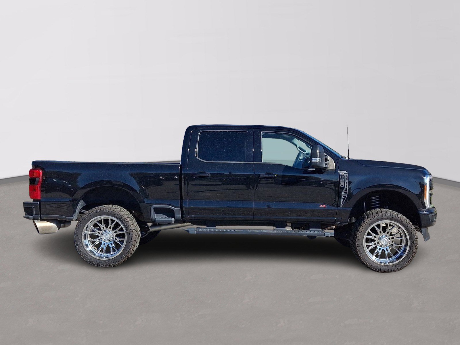 Certified 2023 Ford F250 XLT w/ Black Appearance Package image 7